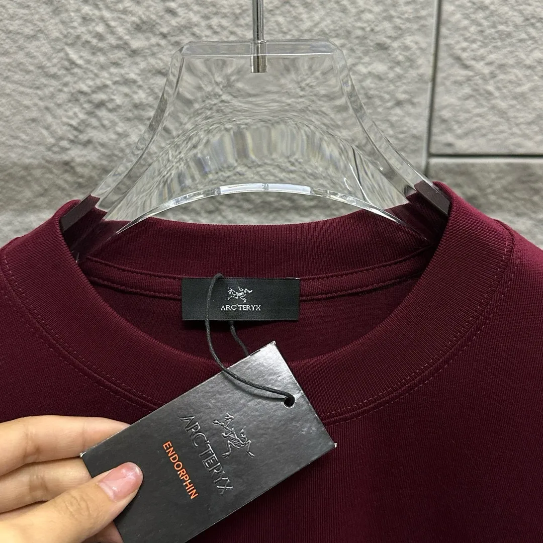ARC'TERYX* * 2025 New Arrival Classic logo T Same Style ：Black White Size： S （90-130 ） M （120-150 ） L （140-165 ） XL （160-180 ） XXL （180 ）